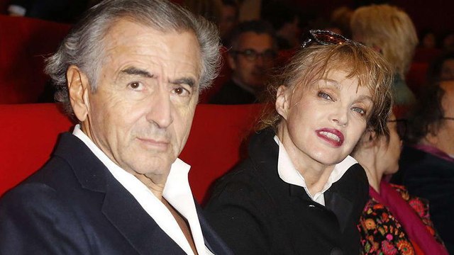 GALA VIDÉO - Bernard-Henri Levy et Arielle Dombasle : malaise sur le plateau de Thierry Ardis­son pour leurs retrou­vailles à la télé