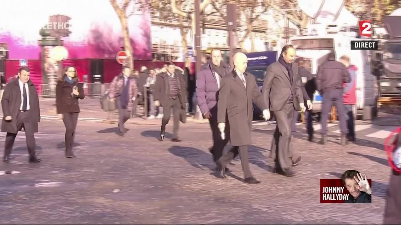 GALA VIDEO - Enterrement de Johnny : Julie Gayet et François Hollande arrivent bras dessus, bras dessous, suivis de Edouard Philippe