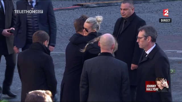 GALA VIDEO - David Hallyday et Laura Smet embrassent Laeticia, Jade et Joy