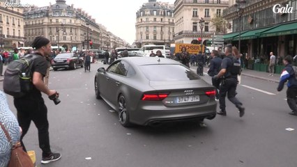 GALA VIDEO - Neymar sort du défilé Balmain accompagné de deux jeunes femmes