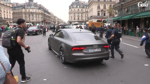 GALA VIDEO - Neymar sort du défilé Balmain accompagné de deux jeunes femmes