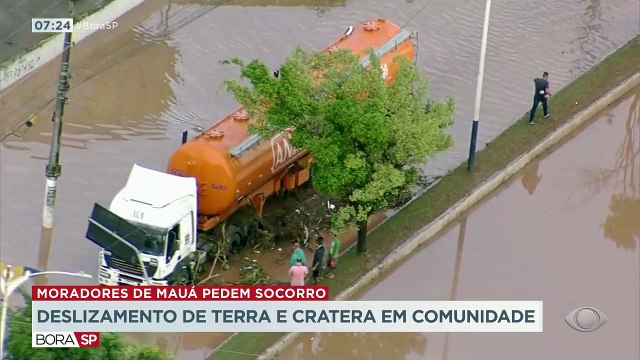 Moradores de uma comunidade da grande São Paulo convivem com o risco e o medo de desastres por causa das fortes chuvas. A terra já desceu do morro e até uma cratera se abriu em uma das ruas.