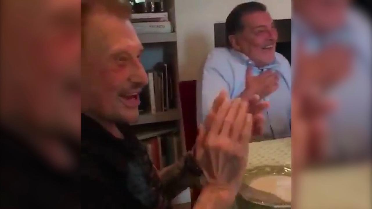 GALA VIDEO - Les Hallyday et Patrick Bruel fêtent l'anniversaire de Jean-Claude Camus