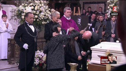 GALA VIDEO - Jade et Joy embrassent leur père pour la dernière fois