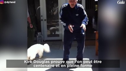GALA VIDEO - À 100 ans, Kirk Douglas danse toujours