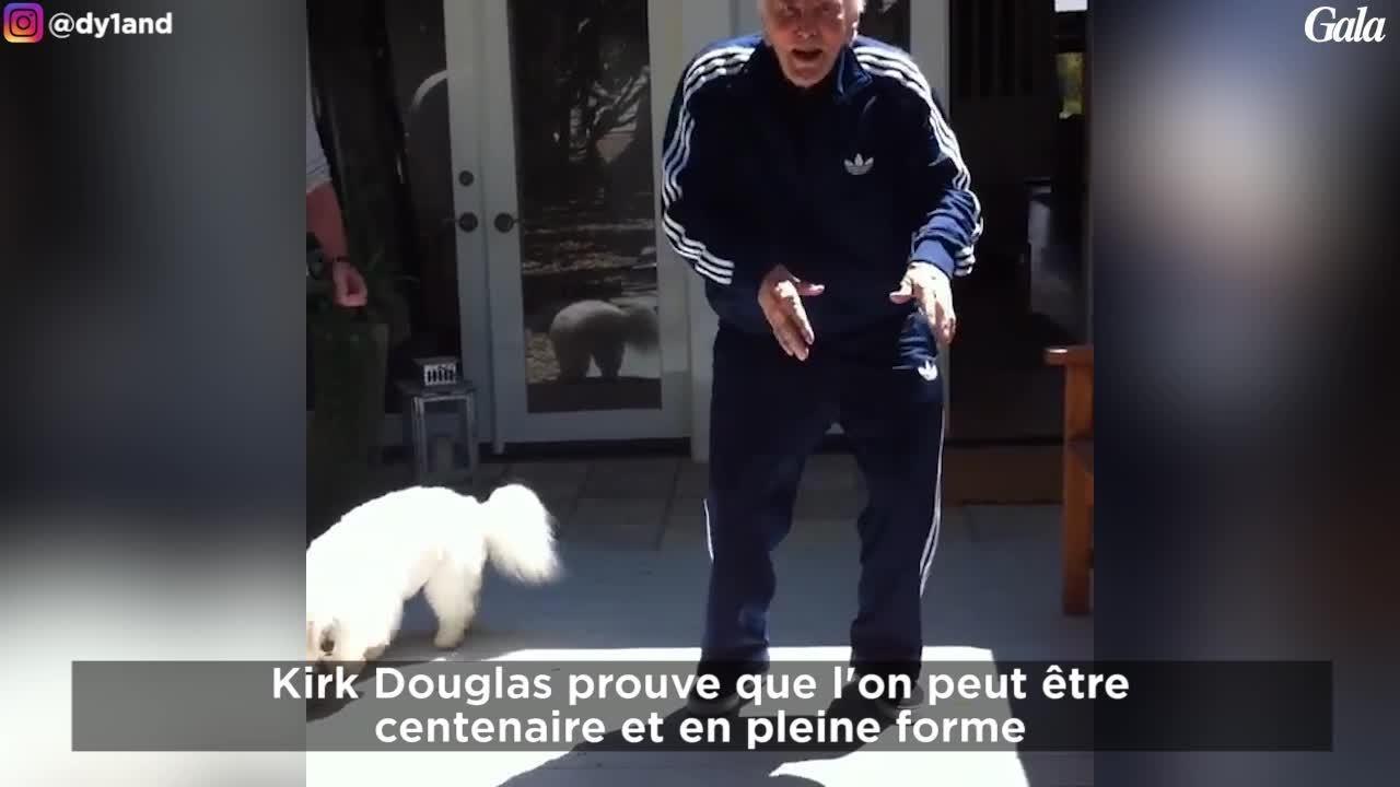 GALA VIDEO - À 100 ans, Kirk Douglas danse toujours