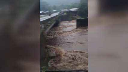 필리핀에 '슈퍼 태풍' 상륙...주민 수만 명 대피 / YTN