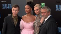 GALA VIDEO - Rihanna en robe rose sur le tapis rouge de Valerian