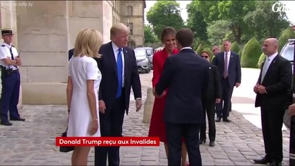 GALA VIDEO - La poignée de main étonnante de Donald Trump au couple Macron
