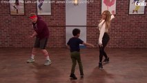 GALA VIDEO - Jennifer Lopez et James Corden prennent un cours de danse avec des enfants