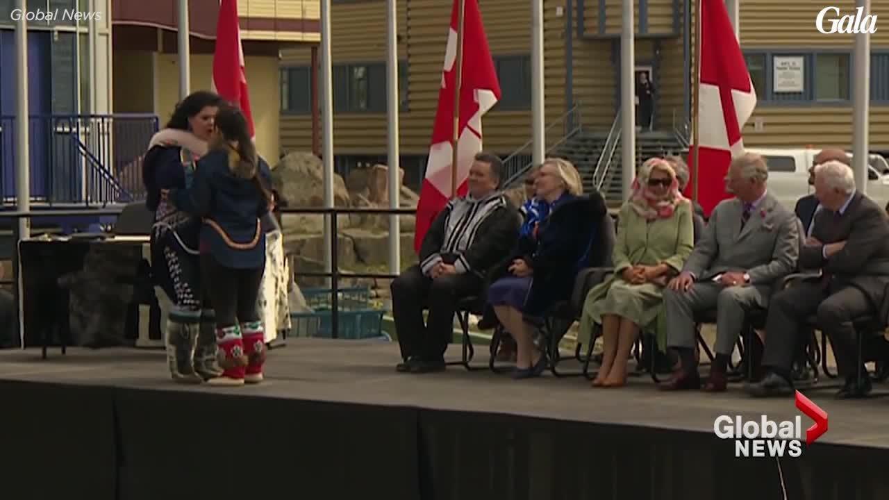 GALA VIDEO - Charles et Camilla épris d'un fou rire devant un spectacle inuit