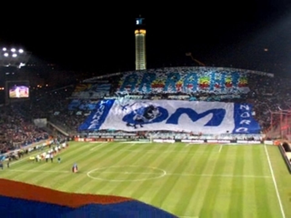 tifo OM - PSG à l'entrée des joueurs (saison 2007 - 2008)