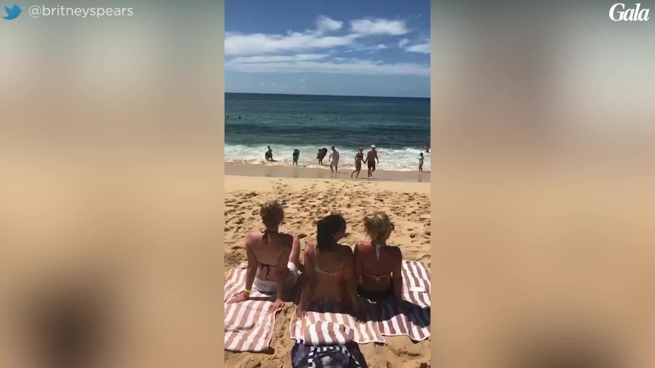 GALA VIDEO - Quelle silhouette!  Brit­ney Spears pose en bikini au côté de sa maman