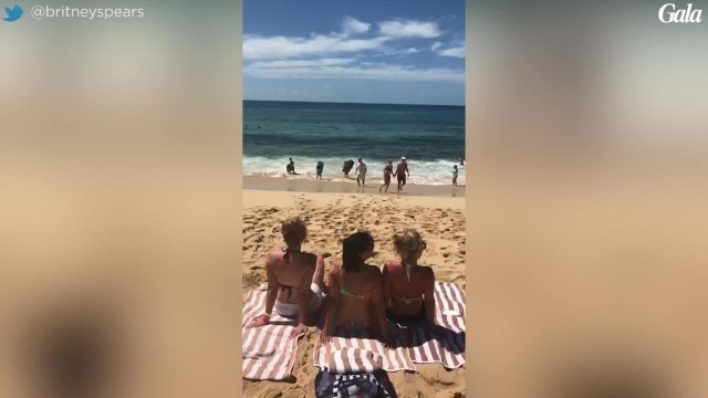 GALA VIDEO - Quelle silhouette! Brit­ney Spears pose en bikini au côté de sa maman