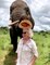 Un éléphant fait une blague à une femme en lui volant son chapeau !