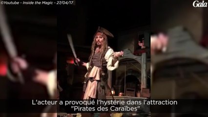 GALA VIDEO - La surprise du "pirate" Johnny Depp aux visiteurs de Disneyland