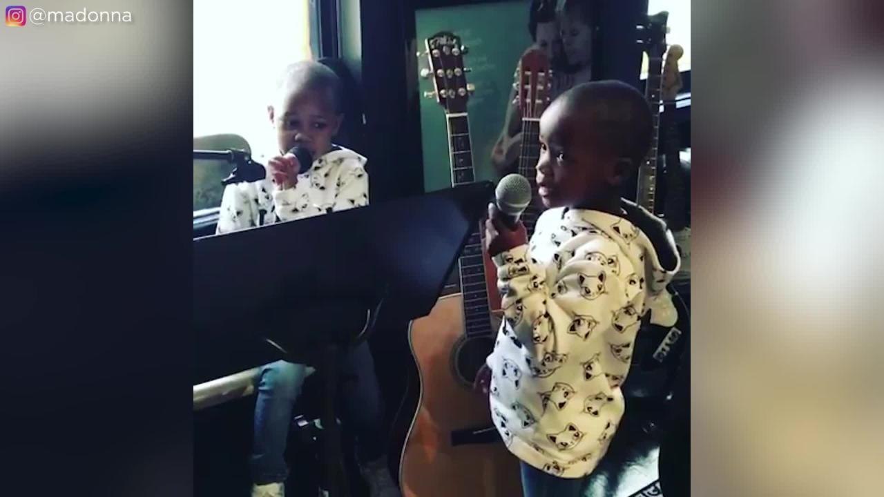 GALA VIDEO - Madonna fait (encore) chanter ses jumelles