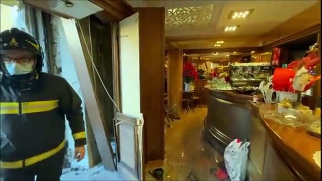 Incidente a Firenze, vetrina distrutta: auto contro negozio