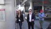 GALA VIDEO - Hugh Grant et sa compagne arrivent à l'aéroport de Los Angeles