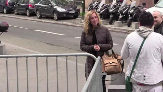 Gala.fr - Lara Fabian souriante devant ses fans