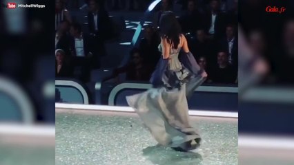 GALA VIDEO - Bella Hadid et The Weeknd réunis pendant le VS show