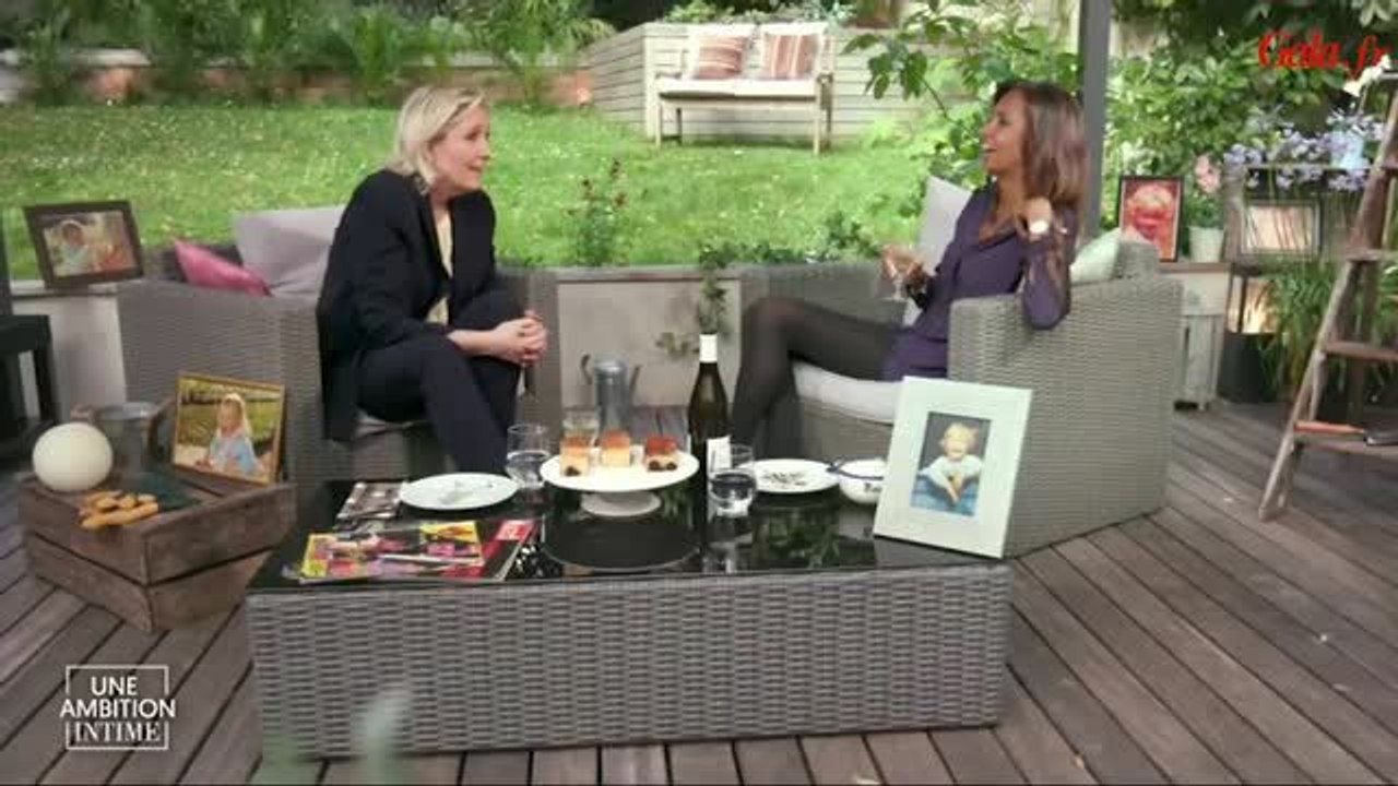 GALA VIDEO - Les rires un peu forcés de Karine LeMarchand dans Une Ambition Intime