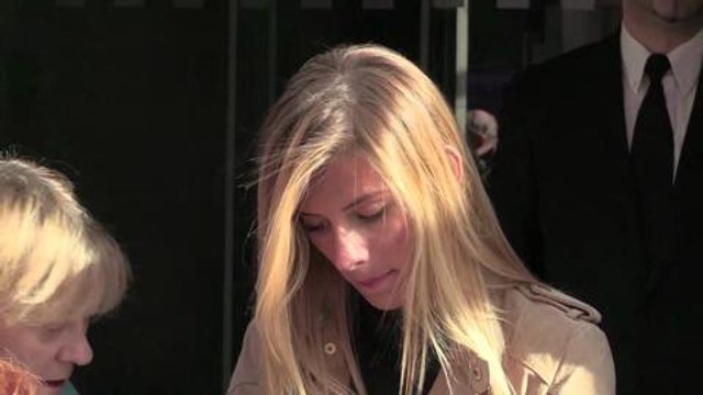 Gala.fr - Camille Cerf au contact de ses fans