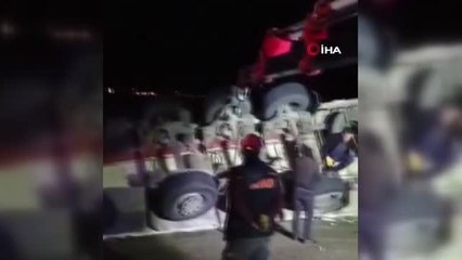 Siirt'te virajı alamayan tır devrildi: 1 ölü
