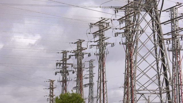 La luz vuelve a batir su récord este jueves tras superar los 300 euros/MWh