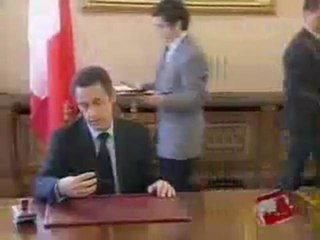 Sarkozy et le stylo de Basescu