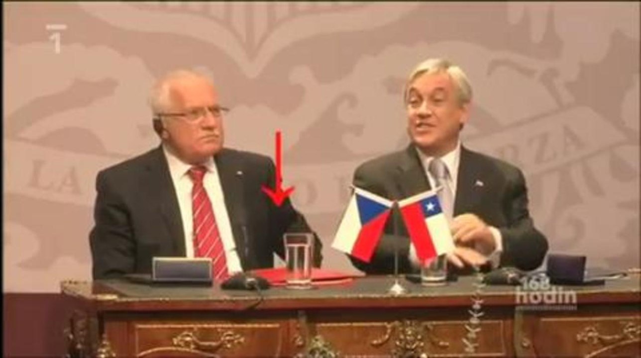 Le président Vaclav Klaus en flagrant délit de vol de crayon