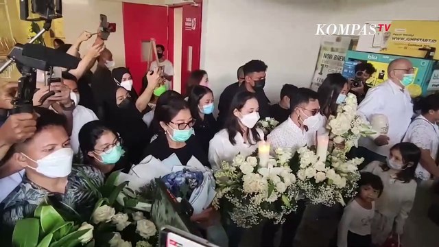 Momen Keluarga Antar Jenazah Laura Anna Dikremasi