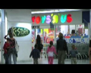 Angelina Jolie et Brad Pitt font du shopping à Toy'R'Us