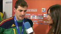 Iker Casillas embrasse Sara Carbonero en direct