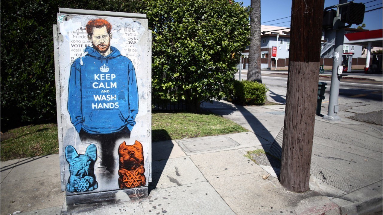 GALA VIDEO - PHOTO – Le prince Harry en sweat à capuche dans les rues de Los Angeles : ce graffiti qui fait jaser