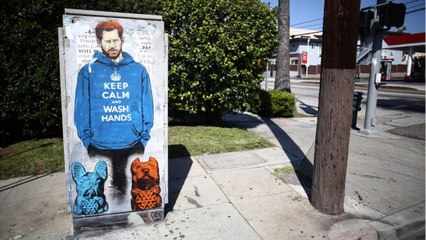 GALA VIDEO - PHOTO – Le prince Harry en sweat à capuche dans les rues de Los Angeles : ce graffiti qui fait jaser
