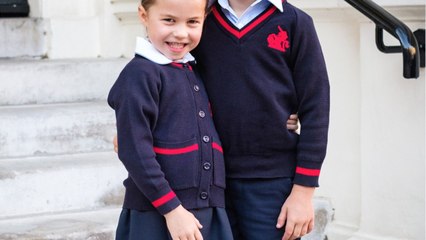 GALA VIDEO : Kate Middleton et William vigilants avec leur fils Louis, bientôt 2 ans : le petit prince bien turbulent à Anmer Hall