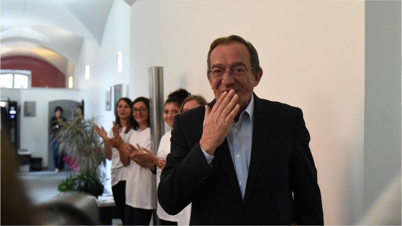 GALA VIDÉO - Jean-Pierre Pernaut souffle ses bougies d'anniversaire couvert d'un « masque " : cette amusante vidéo
