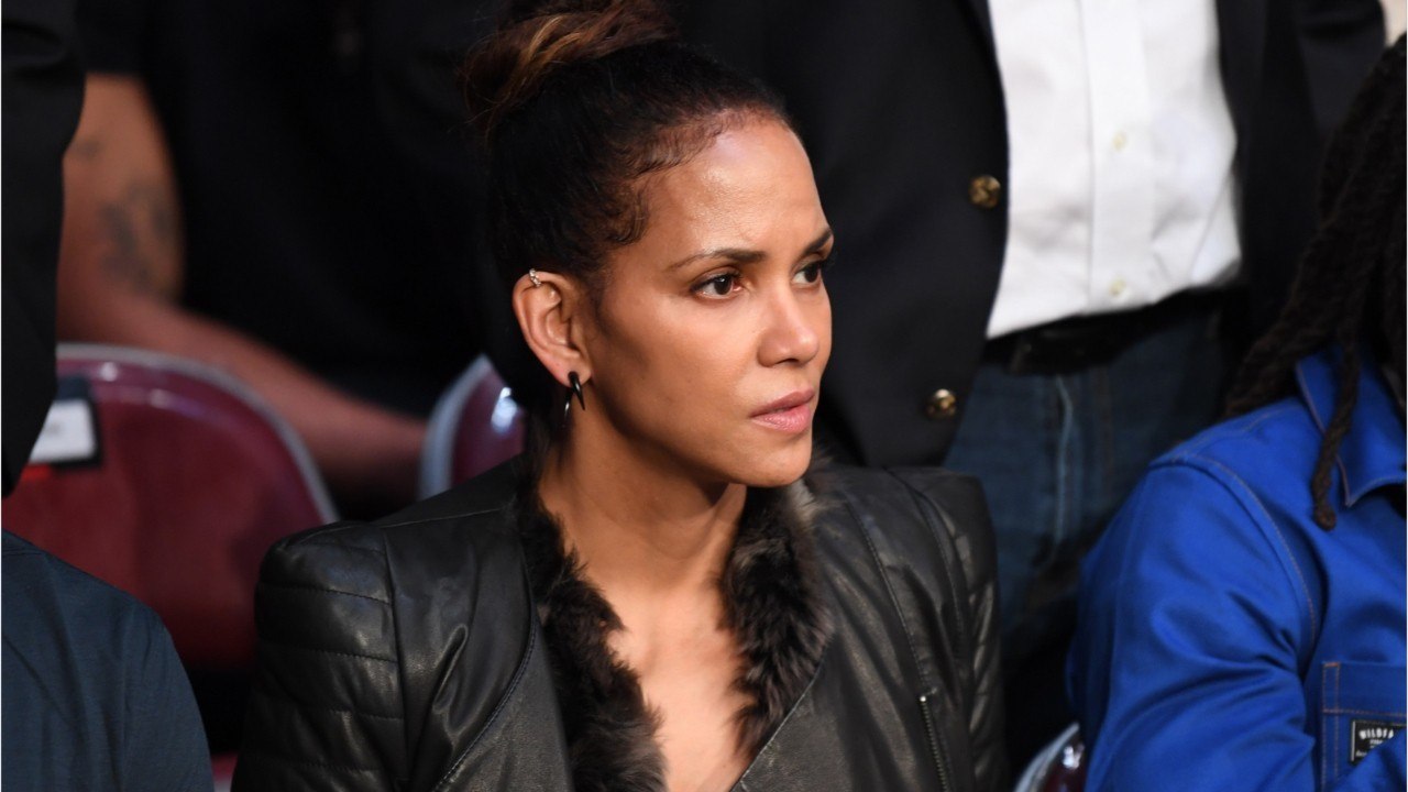 GALA VIDEO - Halle Berry remet à leur place les internautes hérissés par une photo de son fils avec des talons hauts