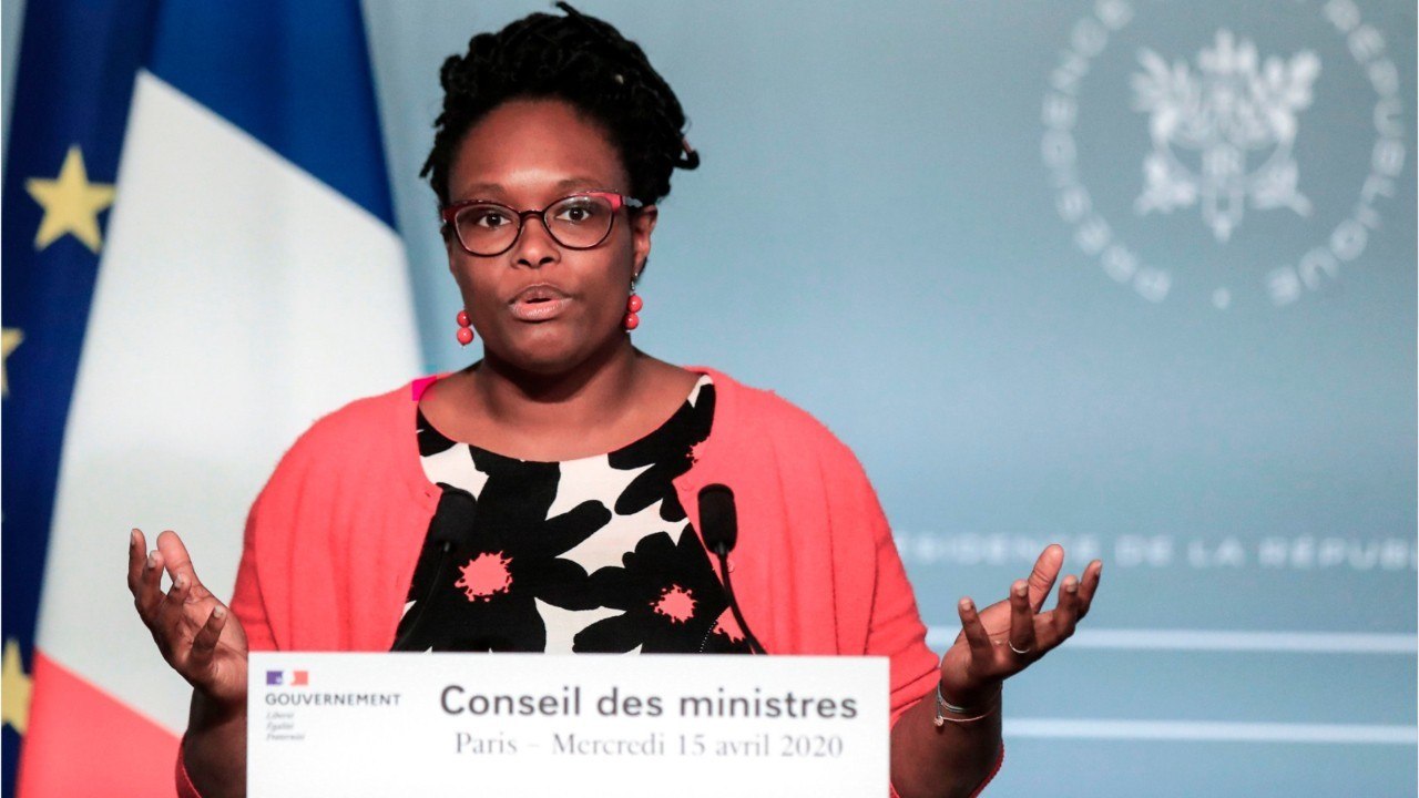 GALA VIDÉO - Sibeth Ndiaye « en fait trop " : à l'Elysée, la porte-parole agace