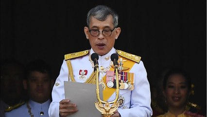 GALA VIDEO - Le dernier caprice du roi de Thaïlande : il fait fermer un aéroport avant son arrivée
