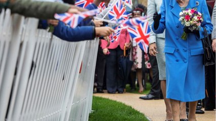 GALA VIDEO - Inquiétude autour d'Elizabeth II : un membre de sa garde rapprochée testé positif au coronavirus