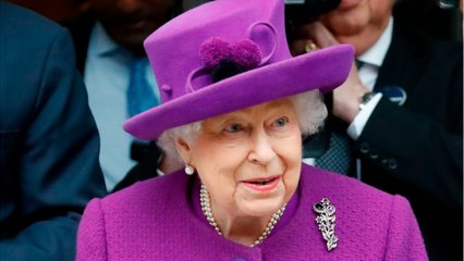 GALA VIDEO - Elizabeth II, 93 ans et en forme : qui est le docteur qui surveille sa santé?