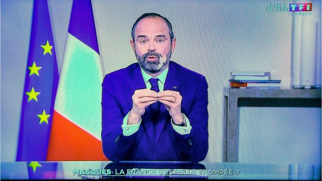 GALA VIDEO - Edouard Philippe tousse dans sa main au JT : les internautes ne le ratent pas