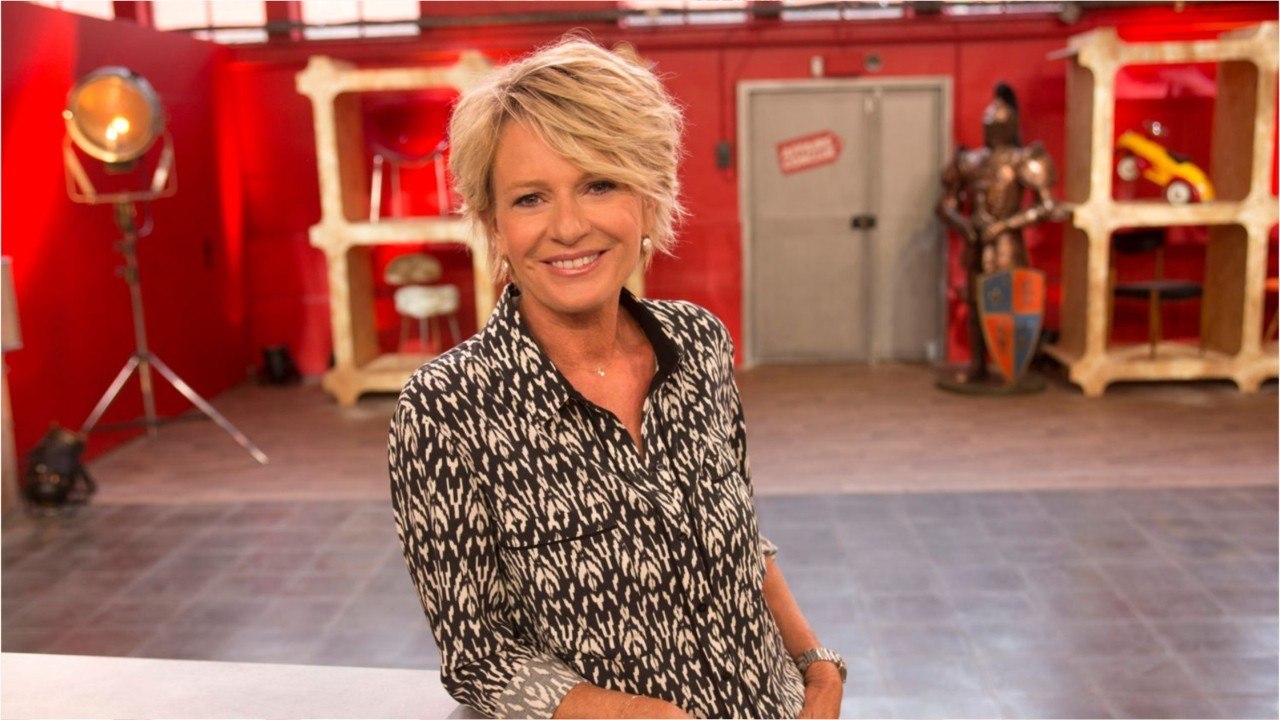 GALA VIDÉO - Sophie Davant, confinée, se regarde à la télévision et se juge sévèrement