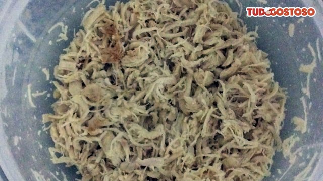 Frango desfiado na panela de pressão