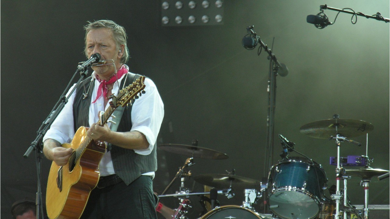 GALA VIDEO - Les soucis de santé, Renaud connaît. Alors quand le coronavirus arrive sur sol français et se montre très virulent, cela devient pour les fans très inquiétant.