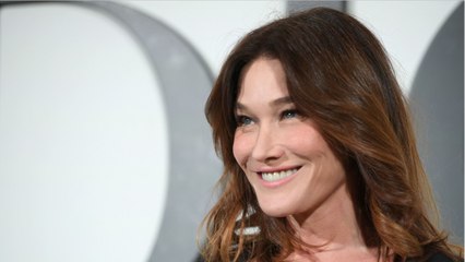 GALA VIDEO - Carla Bruni : malgré la polémique, elle s'amuse toujours avec la crise sanitaire