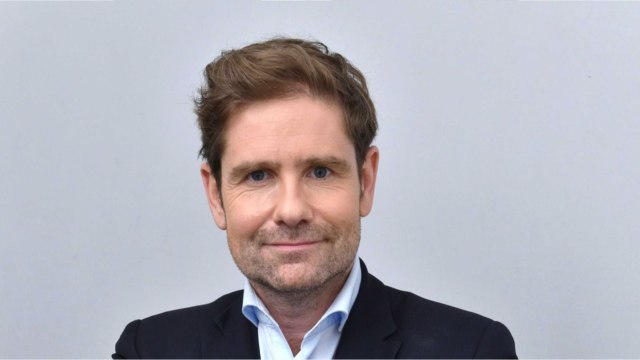 GALA VIDEO - Gérald Kierzek : qui est ce médecin presque aussi médiatique que Michel Cymes ?