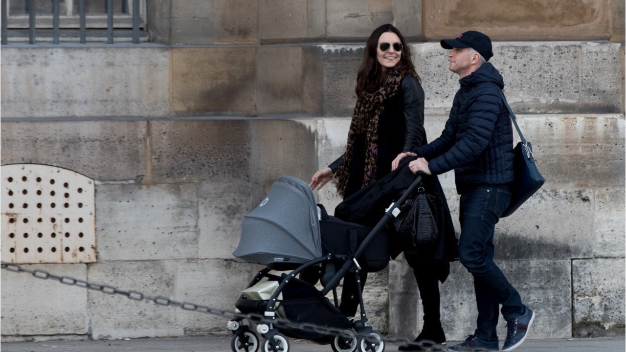 GALA VIDEO - Samuel Etienne pose avec son dernier né, après deux semaines de "génial congé paternité"